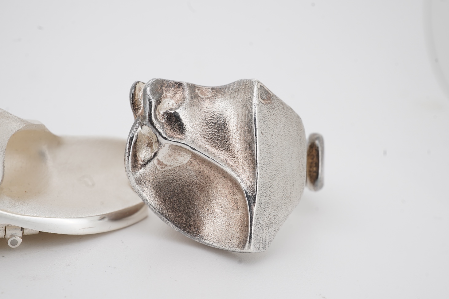 Two contemporary Finnish Lapponia 925 rings, sizes O and U, together with a similar Finnish Lapponia 925 brooch.